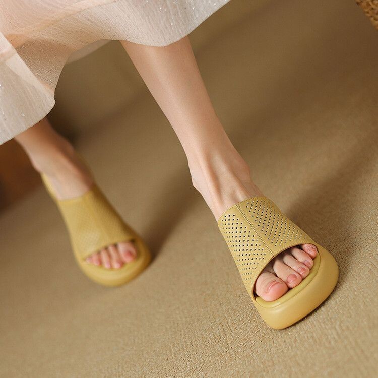 สไตล์ใหม่ของแท้หนัง Hollow หนา Soled Flip-Flops ผู้หญิงสวมใส่ด้านนอก Casual รองเท้าส้นสูงรองเท้าแตะ Soft-Soled หนา-ส้นรองเท้าแตะ