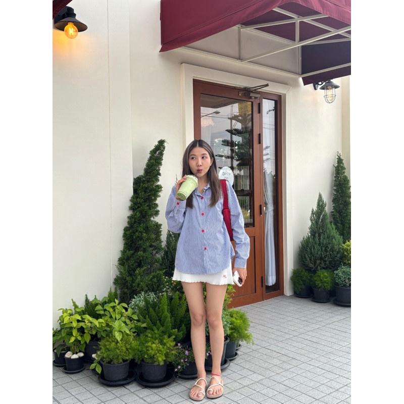 SUNTUDIO | sunny shirt เสื้อเชิ้ตแขนยาว ลายทาง กระดุมดอกไม้