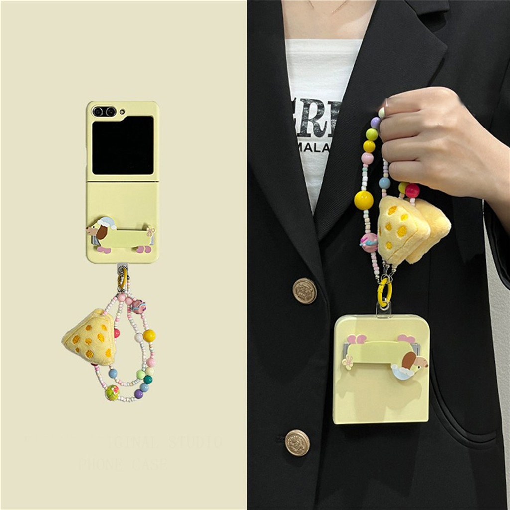 น่ารักตลกสีเหลืองเคสโทรศัพท์ลูกสุนัขวงเล็บตุ๊กตาชีสสร้อยข้อมือสําหรับ Samsung Galaxy Z Flip 7 8 Flip8 Flip7 Z Flip5 Flip6 พร้อมผู้ถือ