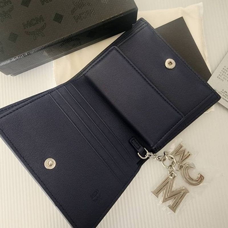 ♞,♘,♙กระเป๋าสตางค์ชาย ใบสั้น 2พับNew MCM mini flap wallet MYS9AKM40 Navy Blue มีตุ้งติ้งห้อย mcmรอเ