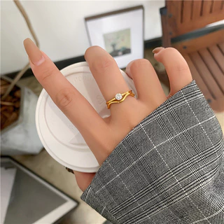แหวนสายคลื่นสแตนเลสสําหรับผู้หญิง,ไม่ซีดจาง 18K ชุบทอง Hypoallergenic Non Tarnish แหวนแฟชั่นสไตล์มินิมอล