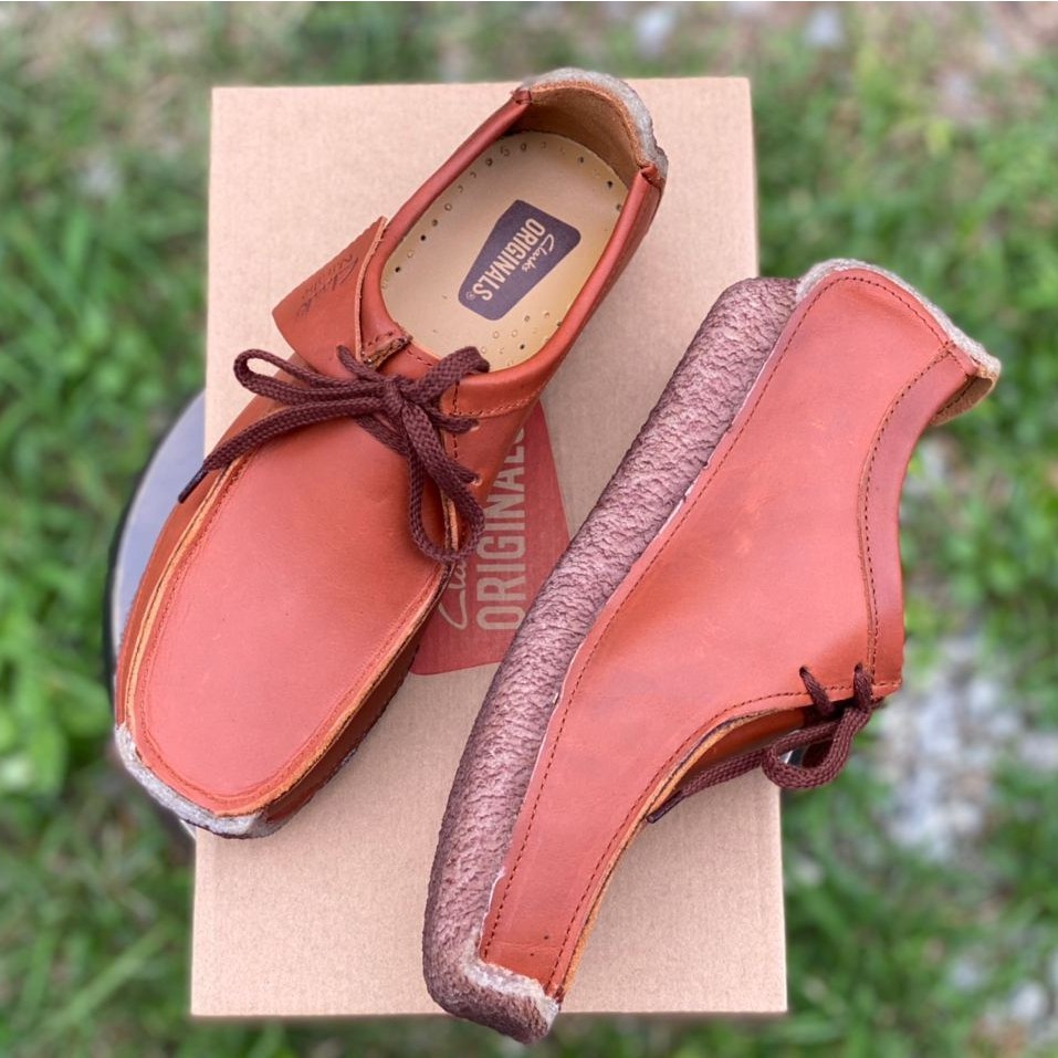 ในสต็อก (ของขวัญฟรี) CLARKS NATALIE 05 ของแท้ Red Brown S1900001 รองเท้าผู้ชาย KASUT KULLAKI รองเท้า