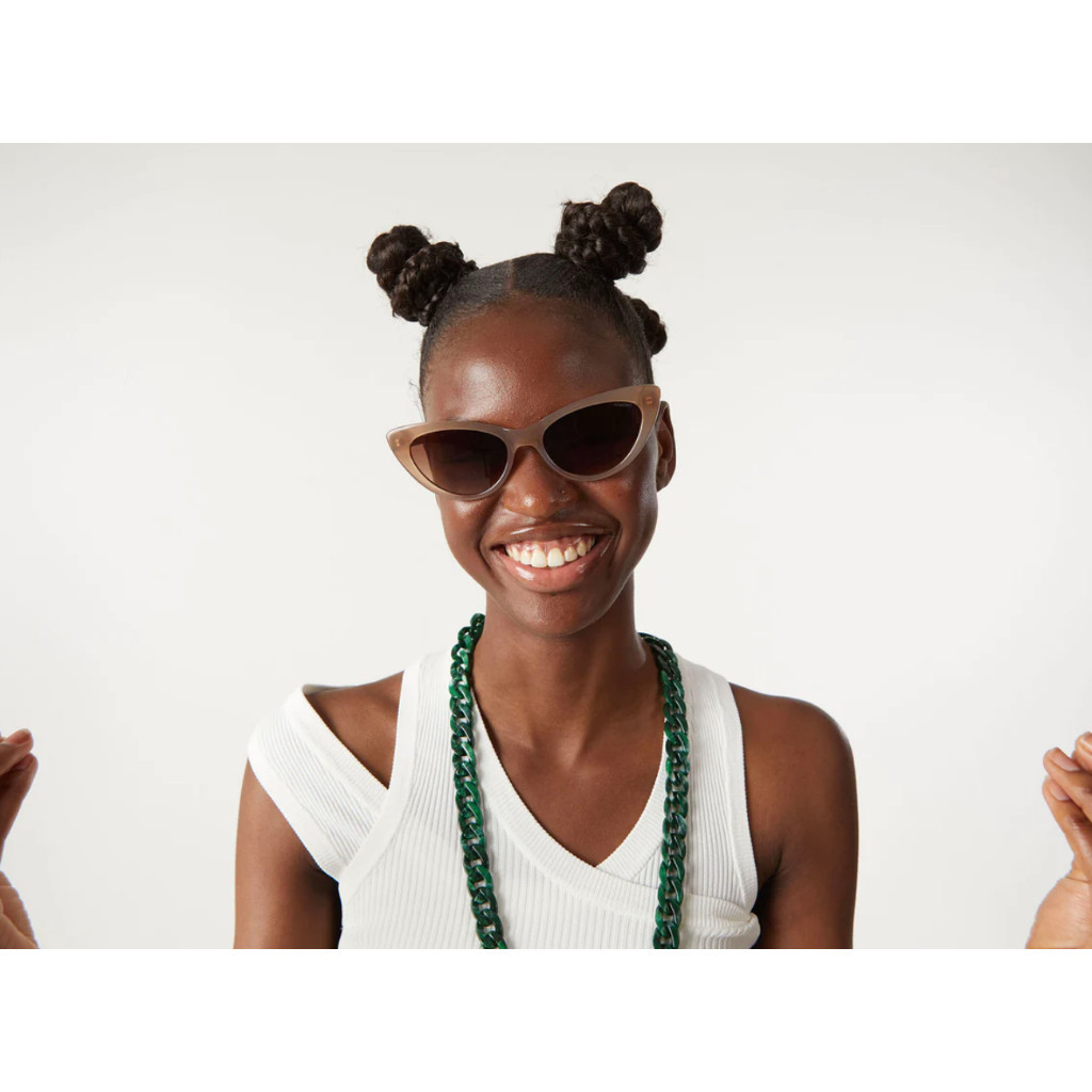 KOMONO Rosie Sahara แว่นตากันแดดทรงแคทอาย สีเบจ