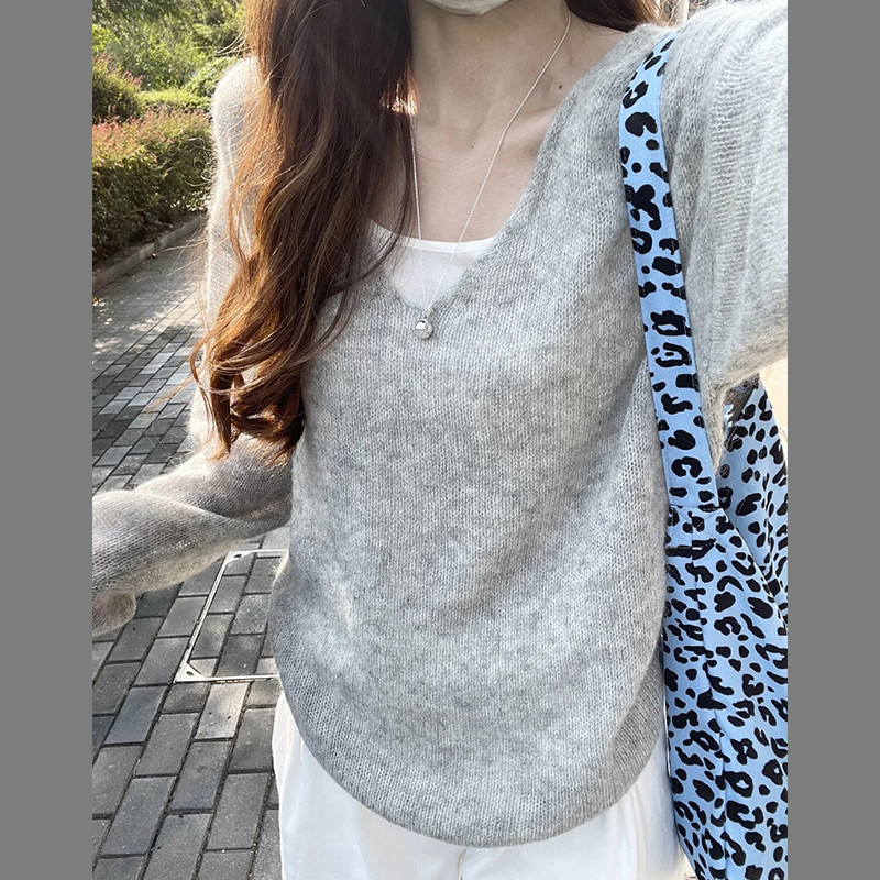 81097 เสื้อสเวตเตอร์ถักคอวีสีเทาหลวมด้านบน