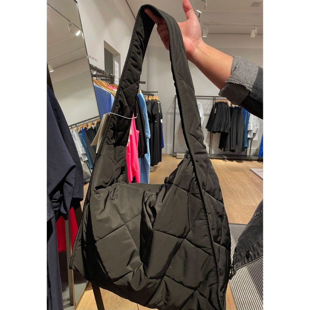 พร้อมส่ง * กระเป๋า COS Oversized Quilted Diamond Bag สี black ของแท้ 100%