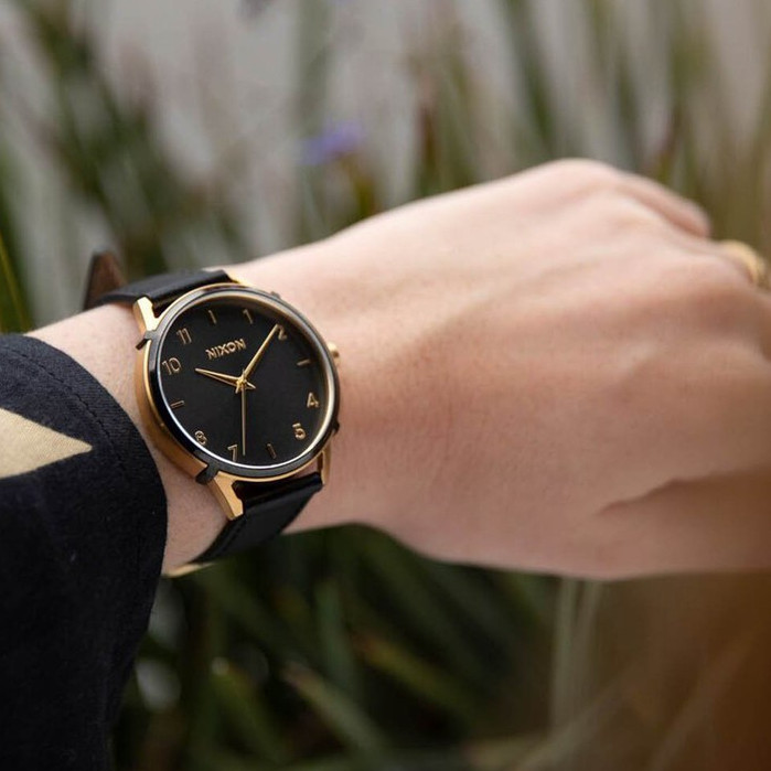 Nixon ARROW รุ่น NXA10913222-00 นาฬิกาข้อมือผู้ชาย สายหนัง สีดำ/ทอง หน้าปัด 38 มม.
