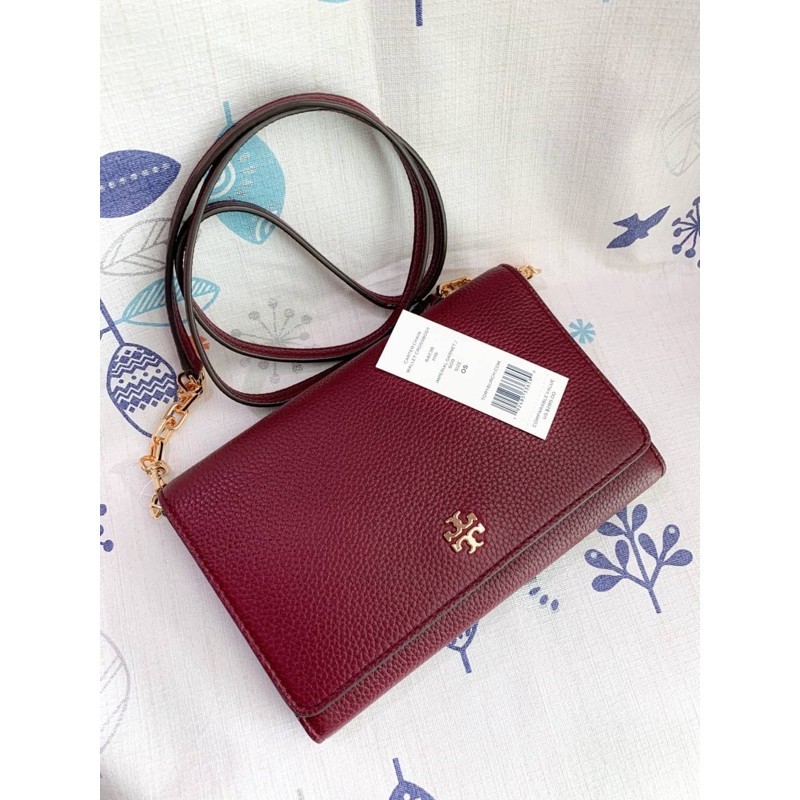 ♞(ผ่อน0%) กระเป๋า สะพายข้าง หนังแท้ สีแดง ️Tory Burch Carter Chain Wallet Crossbody 64238 due