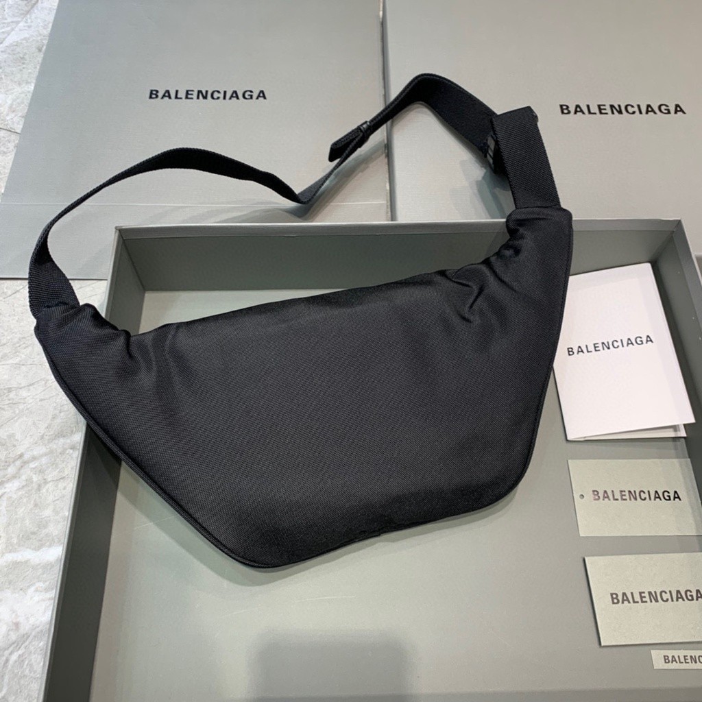 Pre order ราคา3400 Balenciaga บาเลนเซียกา กระเป๋าผ้า กระเป๋าคาดอก กระเป๋าคาดเอว size:31x7x15cm