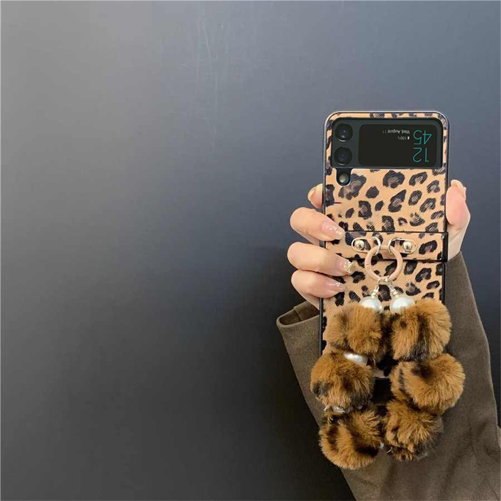 หรูหราสีน้ําตาลเสือดาวพิมพ์เคสโทรศัพท์พร้อม Hairball สร้อยข้อมือมุกสําหรับ Samsung Galaxy Z Flip 5 6 Z Flip6 ZFlip 5 Zflip6 Zflip5 Flip4 กันกระแทกปกหลัง
