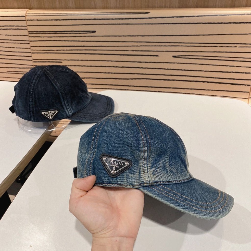 24 ใหม่ Prada Triangle Logo Peaked Cap Soft Top Sun Protection Cap สําหรับผู้ชายและผู้หญิงหมวกคู่เวอ