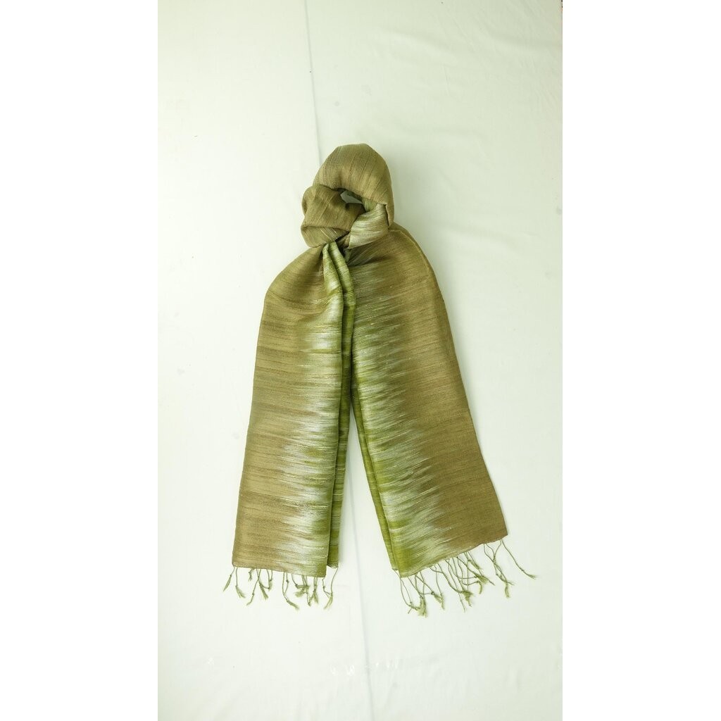ผ้าคลุมไหล่ไหมแท้ ขนาด 65x200ซม. สีเขียว พร้อมกล่อง รหัส ZM-ST-N0312