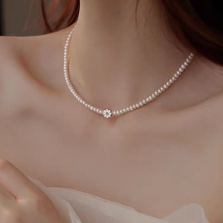 ♞,♘Daisy สร้อยคอมุกเด็กหรูหรา Niche Xiaomi สร้อยคอลูกปัดผู้หญิงสร้อยคอมุกขนาดเล็กอินเทรนด์ขายร้อน