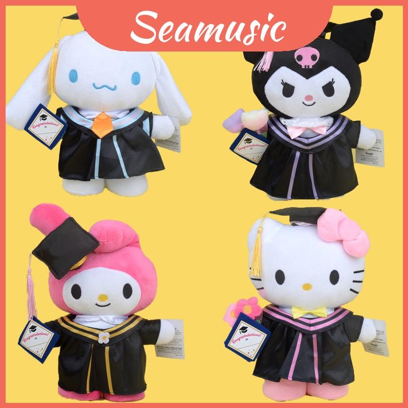 SANRIO ของเล่นที่สําเร็จการศึกษาตุ๊กตาดีไลท์พร้อมหมวก Hello Kitty ตุ๊กตาสั้นนุ่มพิเศษ 25 ซม. ธีมซานริโอน่ารักน่ารัก