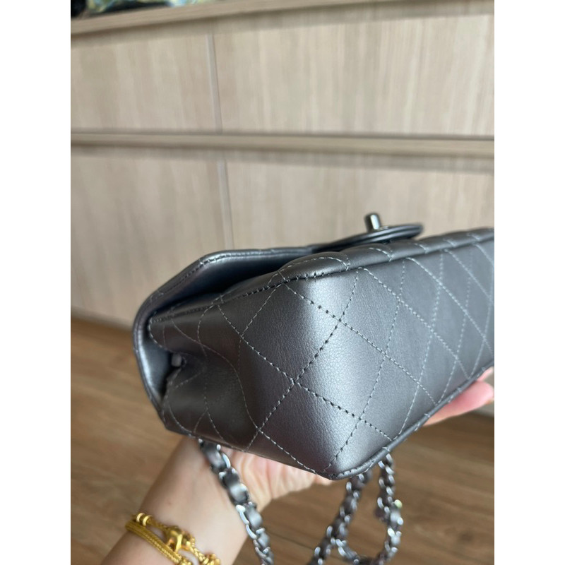 กระเป๋า Chanel classic mini 8 dark gray metallic calfskin so black Used Like new