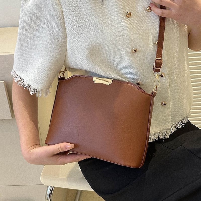 Shell Modern Soft Crossbody Bag สําหรับผู้หญิง Perfect สําหรับชุดฤดูใบไม้ผลิสีดําสีกากีสีน้ําตาล Off