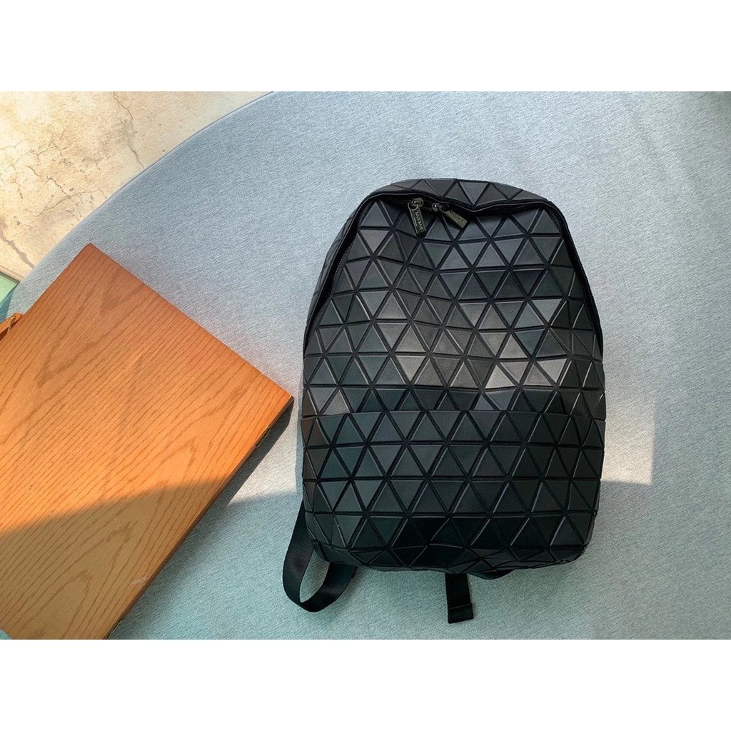 ♞[คุณภาพสูงพิเศษ] Issey Miyake Baobao Daypack กระเป๋าเป้สะพายหลังทรงเรขาคณิตสำหรับผู้ชายและผู้หญิงจ