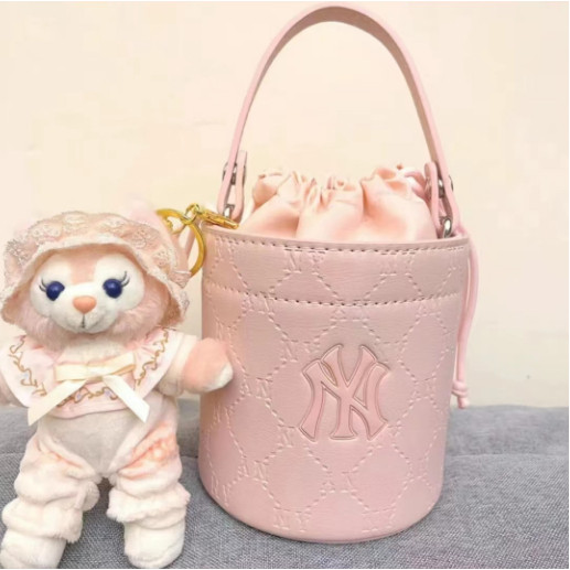 ♞MLB (พร้อมส่ง) กระเป๋าสะพายข้างMLB กระเป๋ามินิNY กระเป๋าทรงถัง สำหรับผู้หญิงน่ารักๆ ของแท้% yutj
