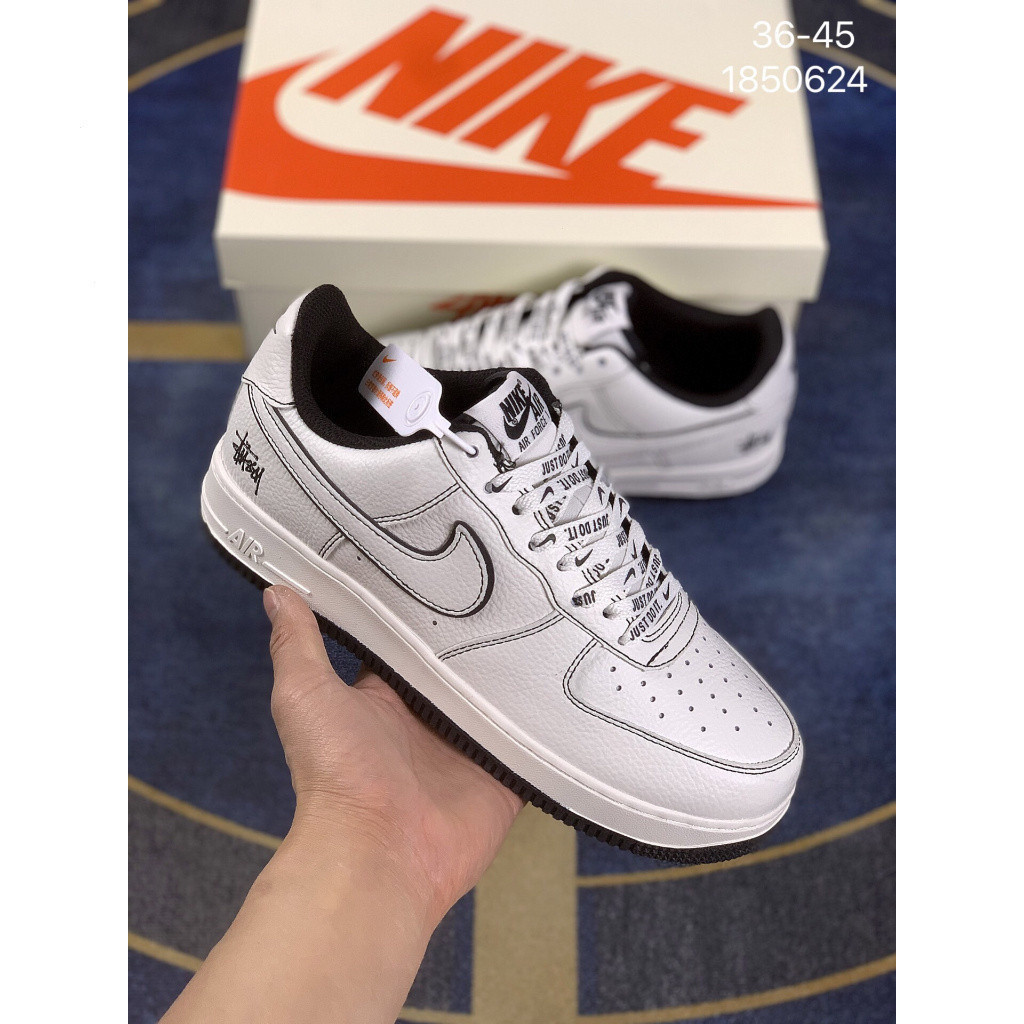 ♞,♘รองเท้าผ้าใบ Stussy x Air Force 1 07 AF1 สีขาว/ดำ TRKO XHS