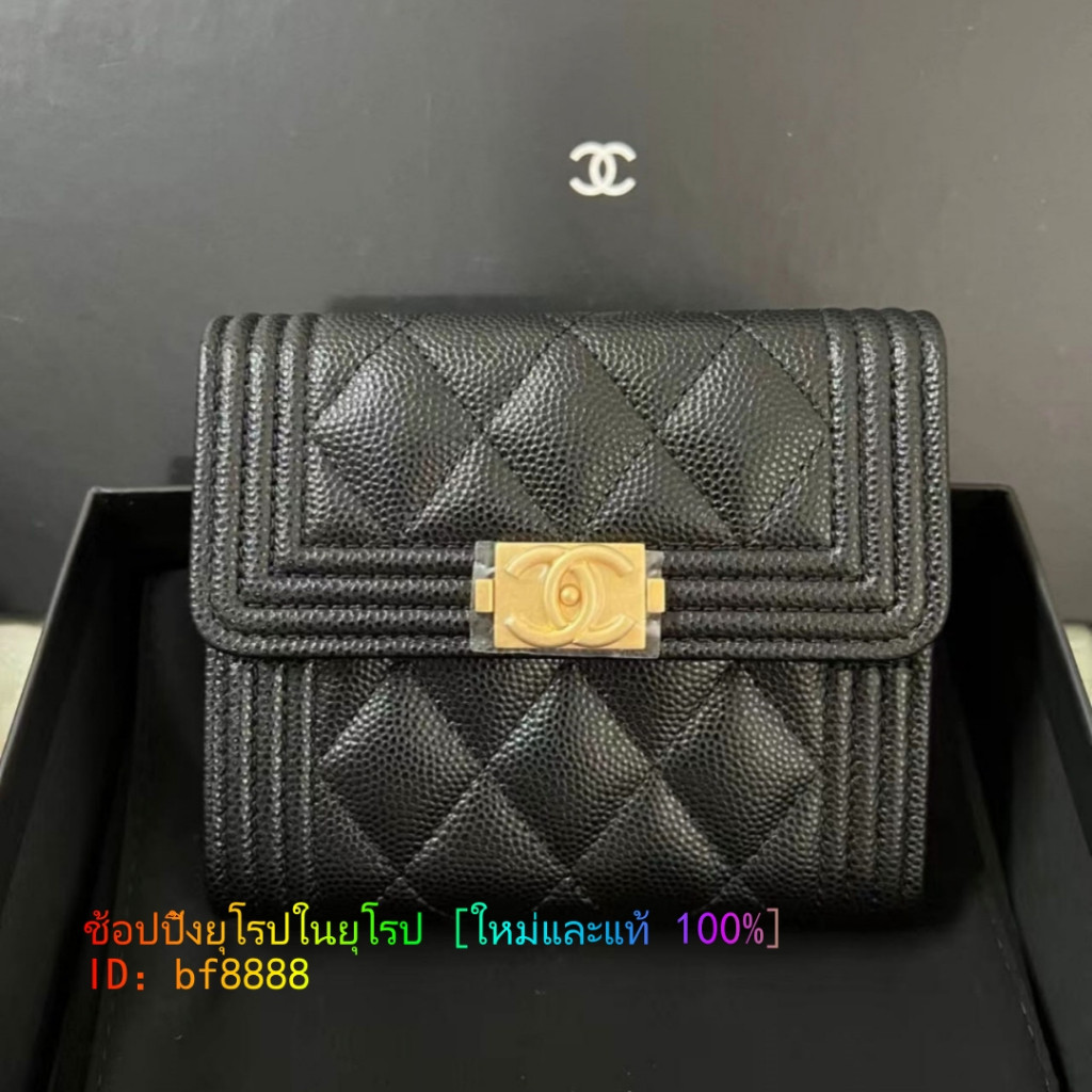 CHANEL BOY pebbled cowhide ทอง/เงินหัวเข็มขัดพลิกกระเป๋าสตางค์พับสามพับคลิปสั้นของผู้หญิง A80734