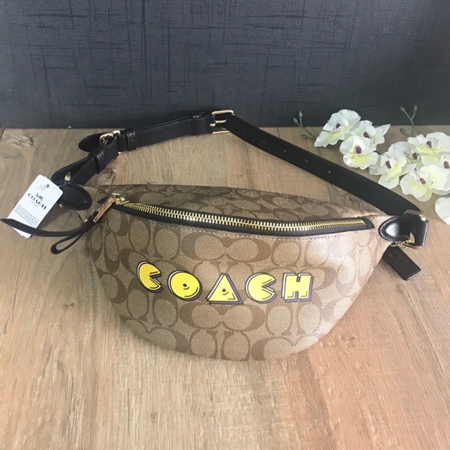(ผ่อน0%) กระเป๋า คาดอก คาดเอว สีน้ำตาล พิมพ์ลาย coach BELT BAG IN SIGNATURE CANVAS WITH PAC-MAN COA