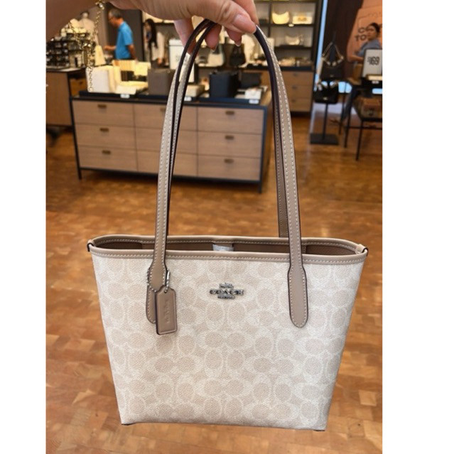 ♞พร้อมส่งที่ไทยแท้ 100% New Collection Small City Tote มีกระดุมด้านใน frty