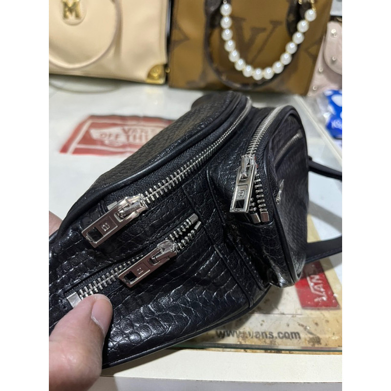 Alexander Wang คาดอก หนังปั้มลายจรเข้ งานลุ้น