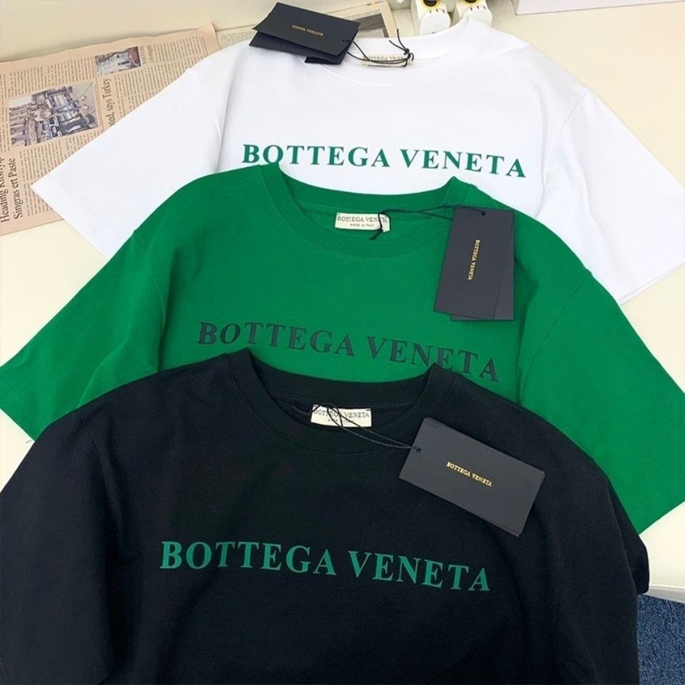 Bottega Veneta BV ใหม่ผ้าฝ้ายแท้พิมพ์ลายตัวอักษรแขนสั้น Ins เสื้อยืดคอกลมอเนกประสงค์สําหรับผู้ชายและ