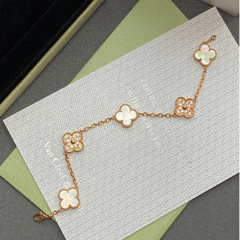 Pre order ราคา3600 Van Cleef & Arpels Limited White Fritillaria Mosaic Bracelet สร้อยข้อมือ