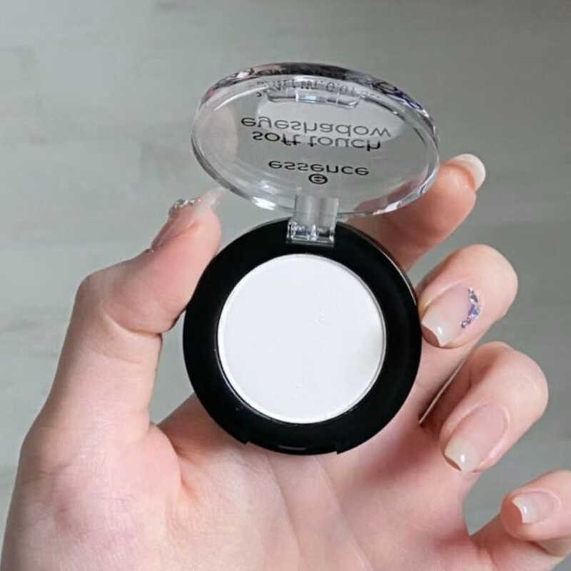 ▣ Essence Monochrome Eyeshadow 01 Matte Finish เพื่อเพิ่มผิวและปรับเปล