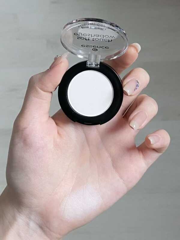 ◎ Essence Monochrome Eyeshadow 01 Matte Finish เพื่อเพิ่มผิวและปรับเปล