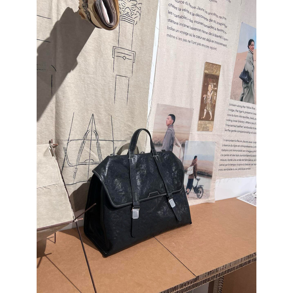 Songmont Mountain มีกระเป๋าเอกสารการเดินทางของ Songshan Travel พร้อมกับกระเป๋าเป้สะพายหลังสีแทนผักย