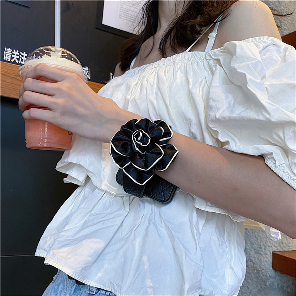 หรูหรา Rhombus สีดําเคสโทรศัพท์ Rose สายรัดข้อมือสําหรับ Samsung Galaxy Z Flip 7 FE Z Flip8 Flip7 ZFlip 5 Zflip6 Zflip5 กันกระแทกปกหลัง