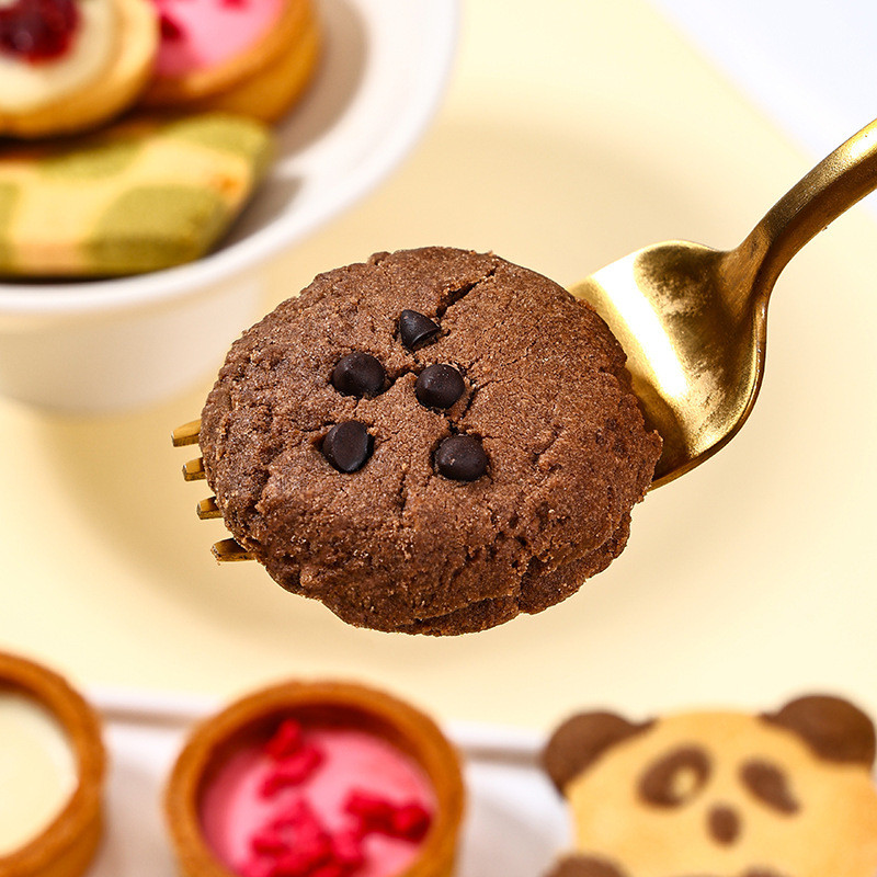 คุกกี้ที่มีคุกกี้กรอบสีสันสดใสและตลกชิ้นใหญ่ Dirty Dark Chocolate Flavor แพ็คเกจเล็ก ๆ