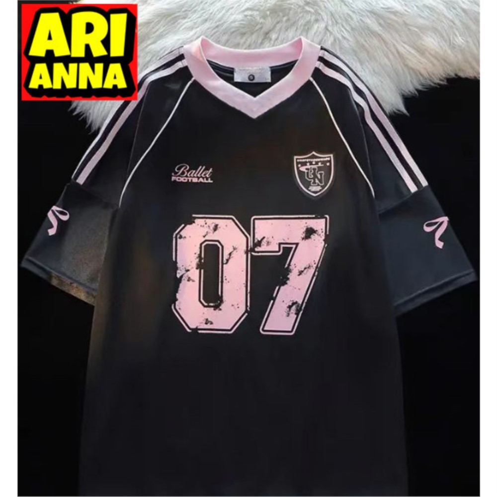 Ariannafree Custom ชื่อและหมายเลข Oversize สไตล์อเมริกันไหล่ Patch เสื้อยืดแขนสั้นผู้หญิงฤดูร้อนเงินครึ่งแขนสีชมพูคู่ V คอเสื้อกีฬา (พร้อมสต็อก) 1