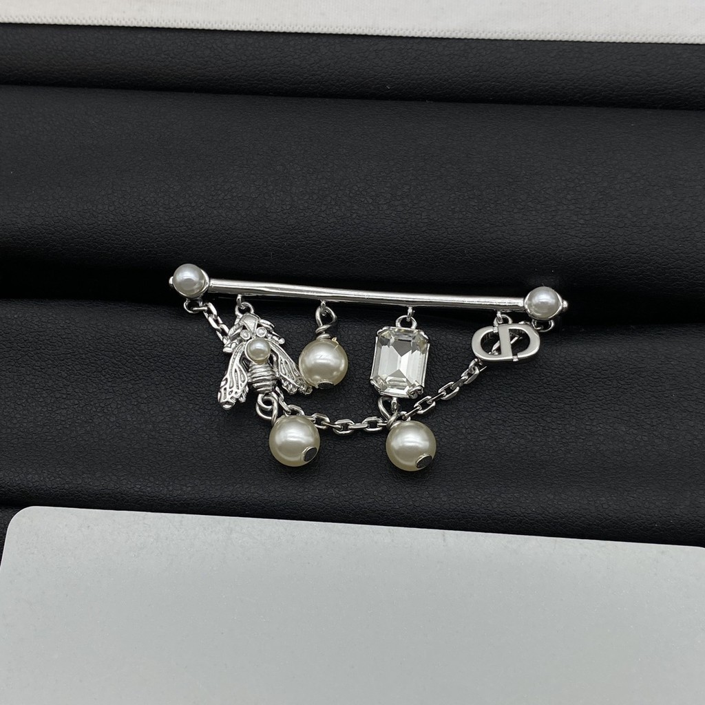 ดิออร์

 เข็มกลัด 2024 แฟชั่นยุโรป American cd Letter Pin เข็มกลัด Q7DJ