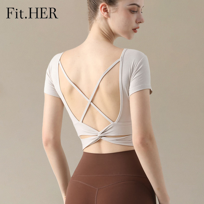 Fit HER เสื้อผ้าโยคะแขนสั้นผู้หญิงเสื้อหลังสวยพร้อมแผ่นรองหน้าอกความรู้สึกขั้นสูงของการวิ่งเสื้อยืดออกกําลังกายกีฬากลางแจ้งระบายอากาศ