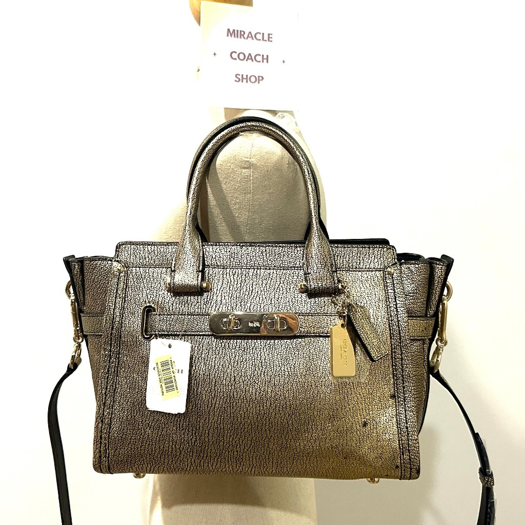 2024 กระเป๋าถือ Coach ของแท้ มือ 1 มีตำหนิ ลดราคาขาดทุนล้าง stock COACH 36497 SWAGGER 27 IN METALLI