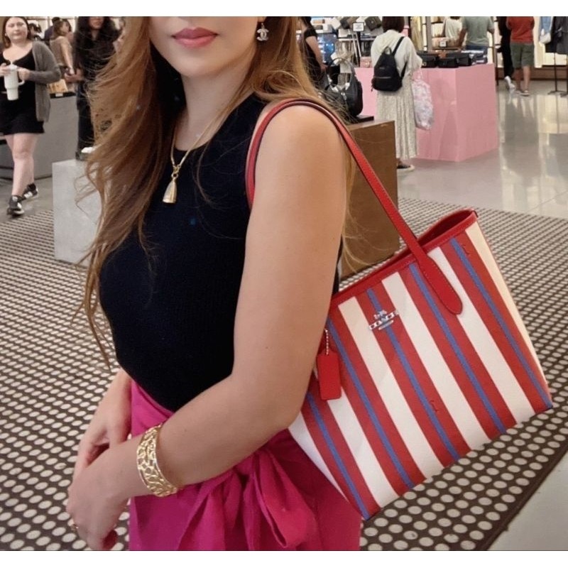 2024 ️รุ่นใหม่ล่าสุด ️กระเป๋าสะพายไหล่ New Coach Small City Tote สีแดงลายใหม่ เปรี้ยวมาก#tote #สะพา