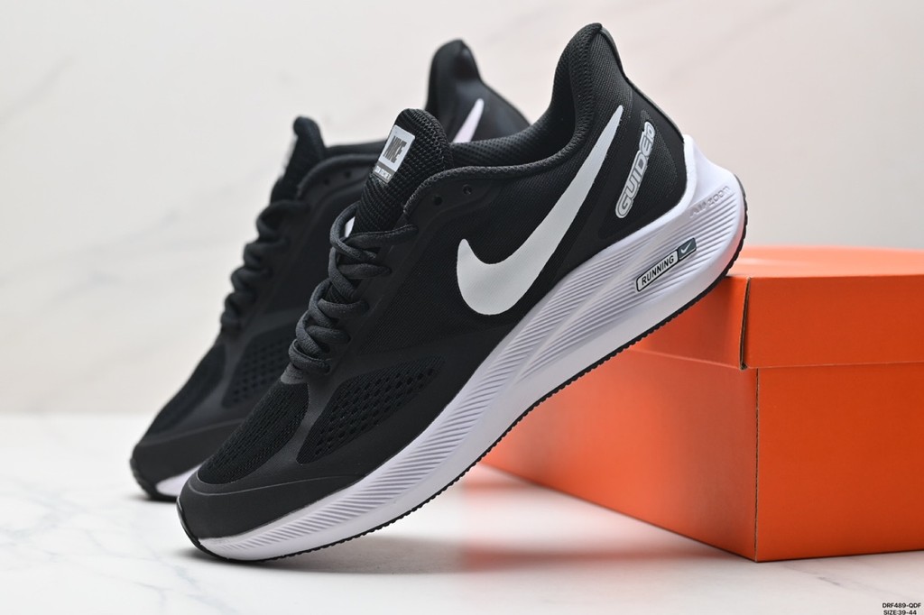 Nike Air Zoom Winflo 7X รองเท้าวิ่งสําหรับผู้ชายรองเท้าผ้าใบสีดําสีขาว