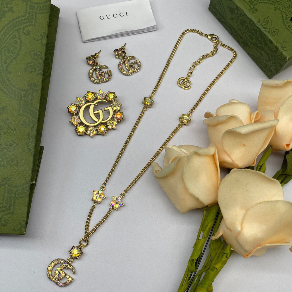 Ggg
 ต่างหูสร้อยคอชุดเพชรประณีตสไตล์ชาติพันธุ์ Retro Letter เข็มกลัดหญิง All-Match 0PO4