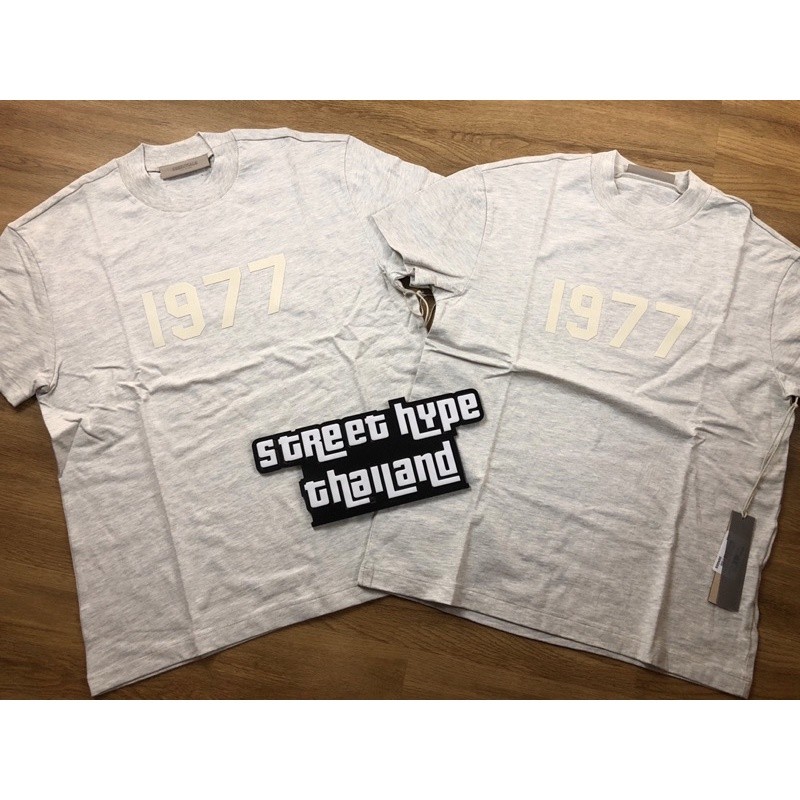 ♞เสื้อยืด Essentials Fear Of God 1977 Light Oatmeal Tee ใหม่พร้อมส่ง ของแท้ SFH