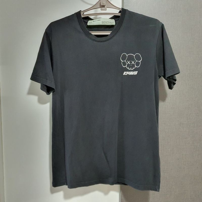 เสื้อยืด off white main label and kaws