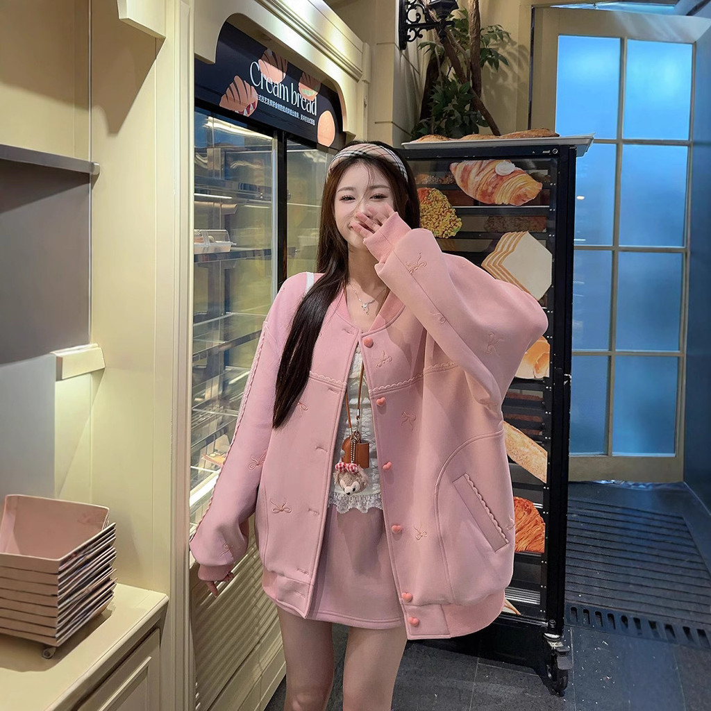 ยิงจริง ~ แจ็คเก็ตเบสบอลปักโบว์หลวมสำหรับผู้หญิง + เสื้อท่อนบนลูกไม้ + กระโปรงสั้นสีชมพู 71499