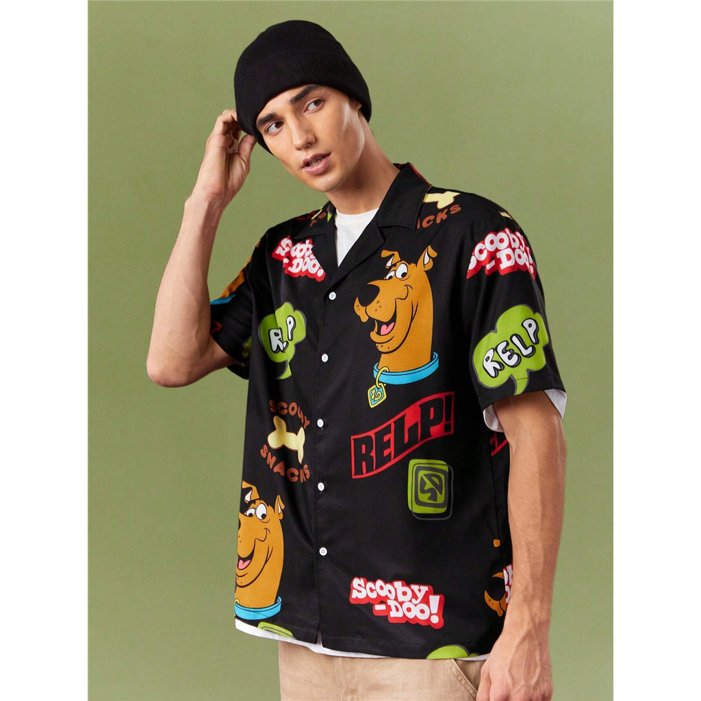 Scooby-doo X SHEIN เสื้อเชิ้ตแขนสั้นผู้ชายพิมพ์ลายสุนัขการ์ตูน