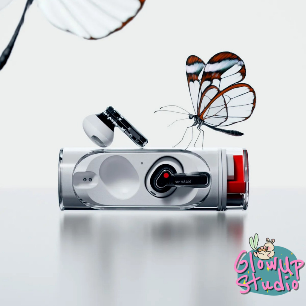 Nothing Ear Stick ในหูฟังสีขาว