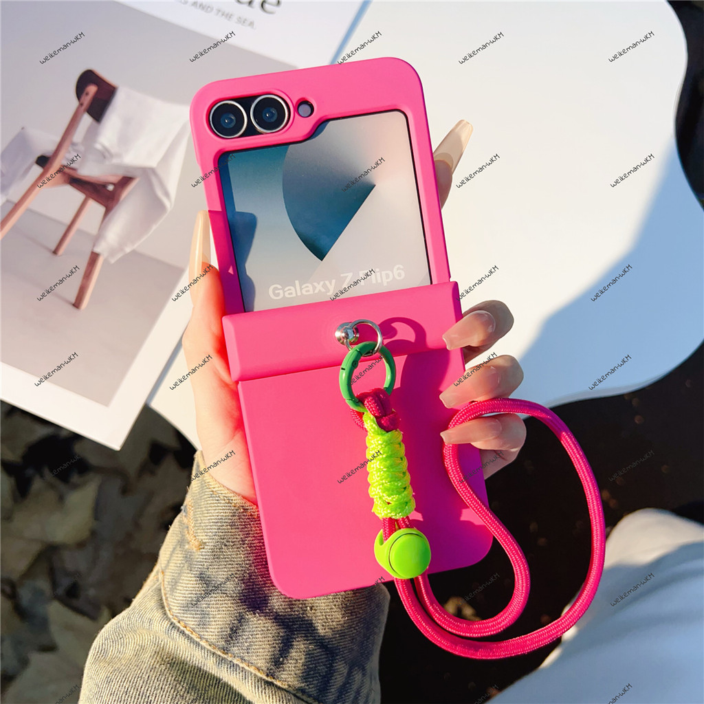 เคสโทรศัพท์สีแดงกุหลาบสีเขียวมิ้นต์น่ารักพร้อมสร้อยข้อมือสายรัดแบบพกพาสําหรับ Samsung Galaxy Z Flip 5 6 Flip6 ZFlip 5 ฝาหลัง