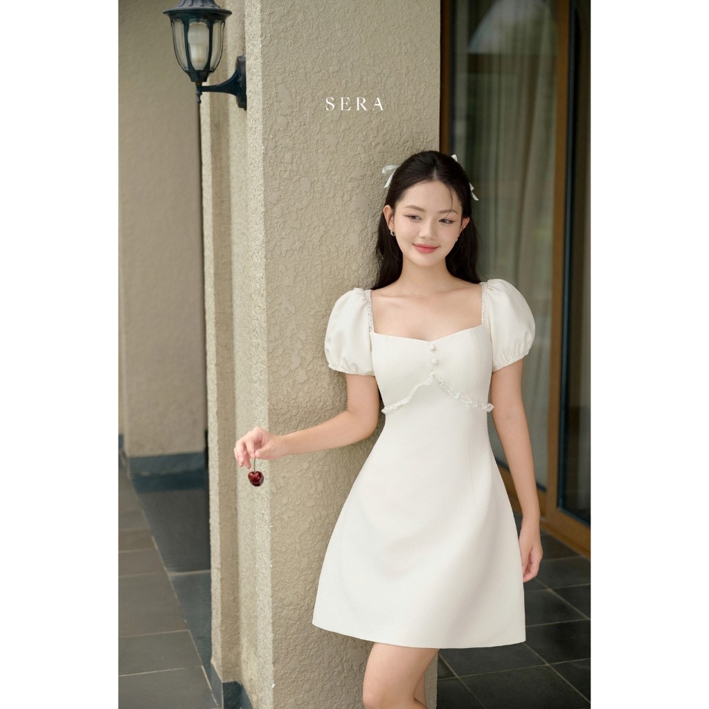 Sera - Juvia เดรสคอเหลี่ยมลูกไม้แขนพัฟ