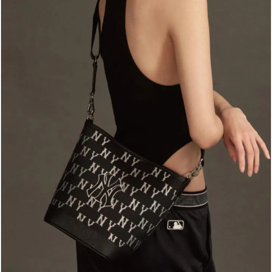 ♞,♘MLB  (พร้อมส่ง)  กระเป๋า MLB  สะพายข้าง กระเป๋าถัง MONOGRAM ของแท้% FCFD
