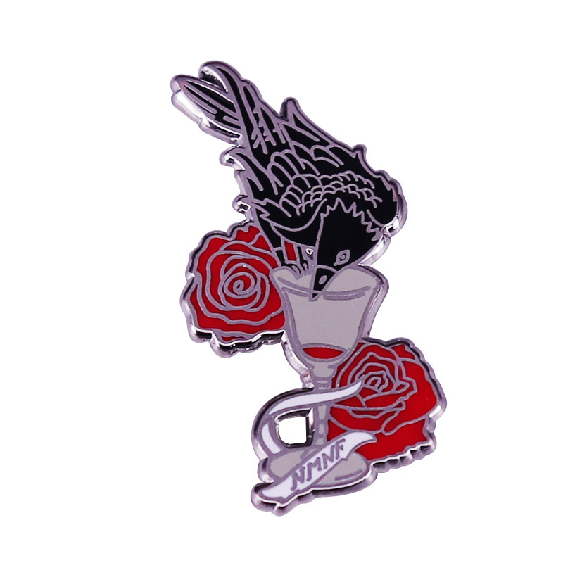 ในสต็อก NMNF Six of Crows Lapel Pin ไม่มีมัวร์ ไม่มีงานศพ.' ท่ามกลาง ขอพรแห่งโชคลาภ