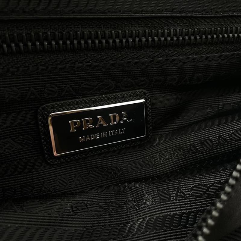 กระเป๋าคาดอก Prada   Size 33cm  อุปกรณ์ full box set*